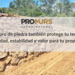 Muro de piedra protegiendo un terreno con pendiente frente a la erosión y los desprendimientos.