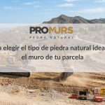 Maquinaria pesada realizando trabajos de excavación, nivelación y movimientos de tierras para preparar una parcela en un proyecto de construcción.